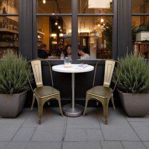 Bistrostol udendørs behandlet
